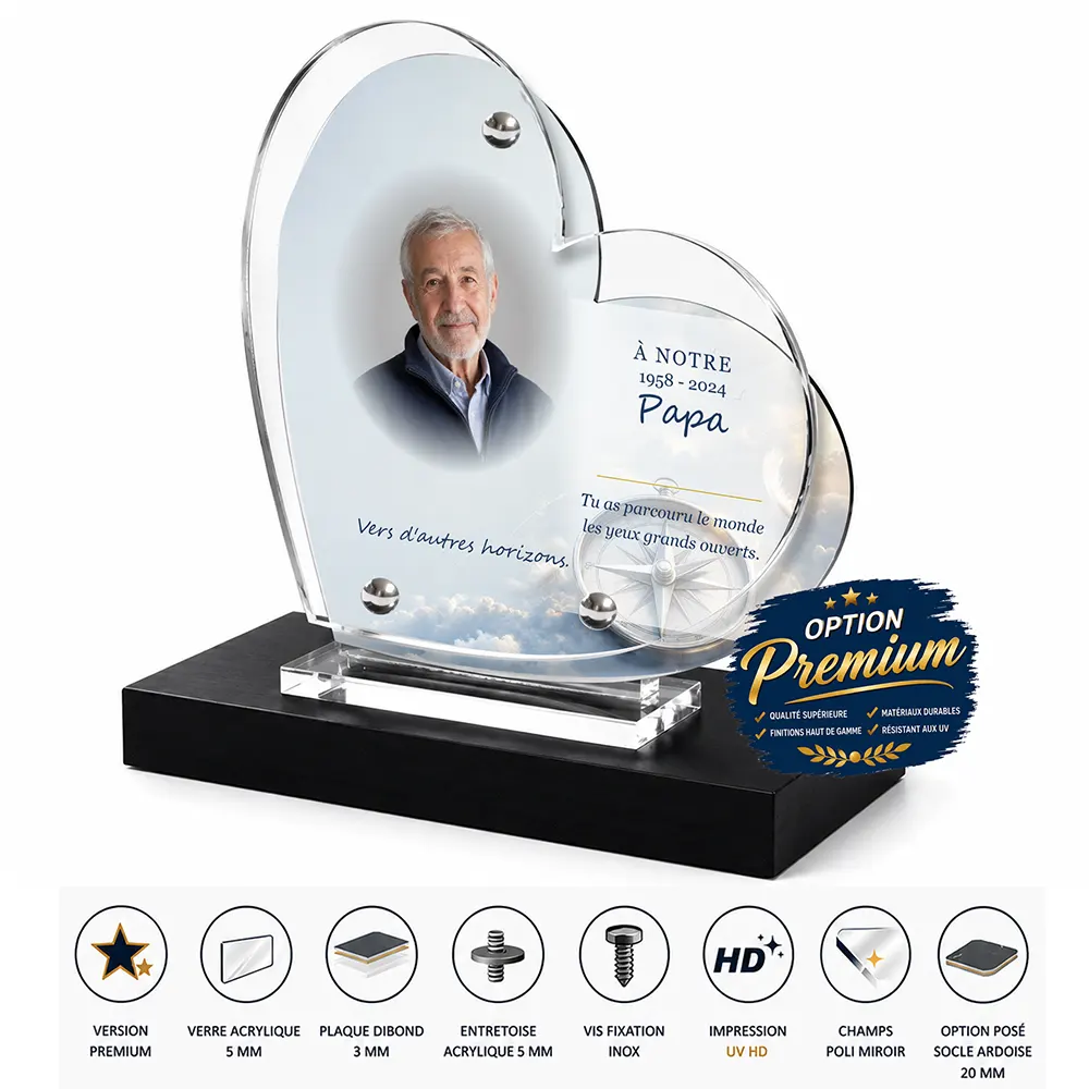 Plaque funéraire cœur Voyage finition premium présentée sur socle en ardoise