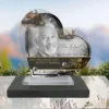 Plaque funéraire cœur voyage posée sur socle ardoise du Brésil, fixation inox, 1er sous-décor