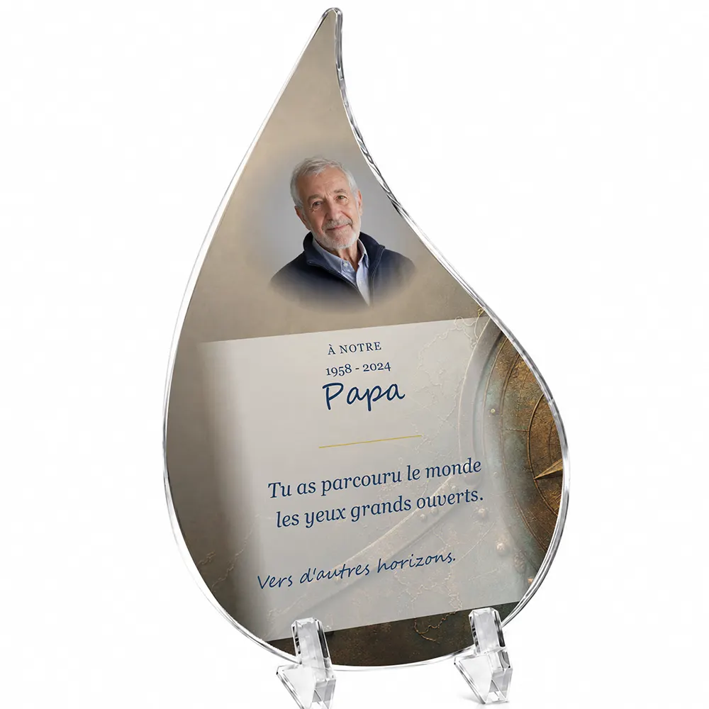 Plaque funéraire flamme Voyage personnalisée — portrait, texte libre et fond au choix, présentée sur pied plexi