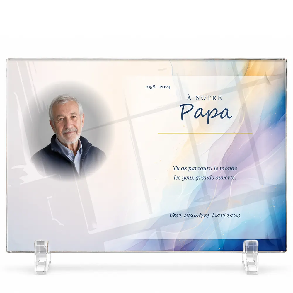 Plaque funéraire panoramique Voyage personnalisée — portrait, texte libre et fond au choix, présentée sur pied plexi