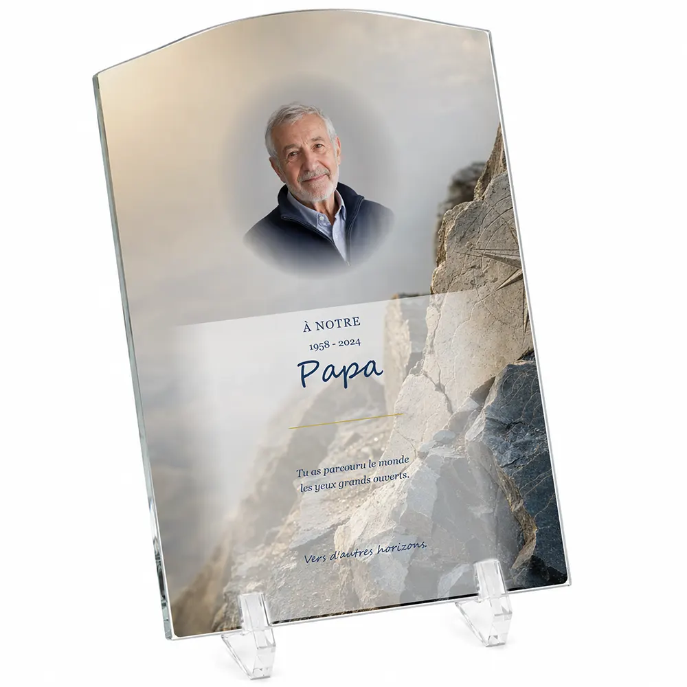 Plaque funéraire stèle Voyage personnalisée — portrait, texte libre et fond au choix, présentée sur pied plexi