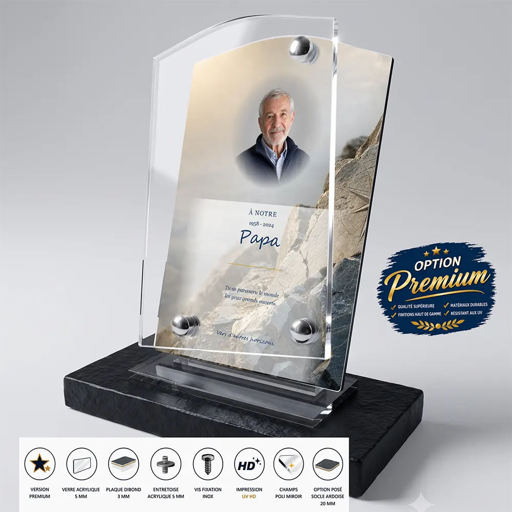Plaque funéraire stèle Voyage finition premium présentée sur socle en ardoise