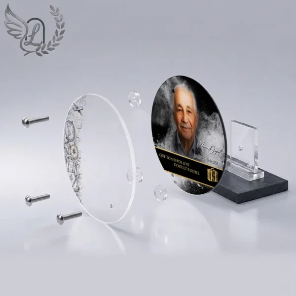 Plaque funéraire médaillon rond voyage en vue éclatée : assemblage 5 couches plexiglas, entretoises chromées, dibond aluminium, vis inox 316