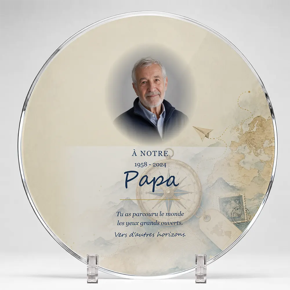 Plaque funéraire circulaire Voyage personnalisée — portrait, texte libre et fond au choix, présentée sur pied plexi