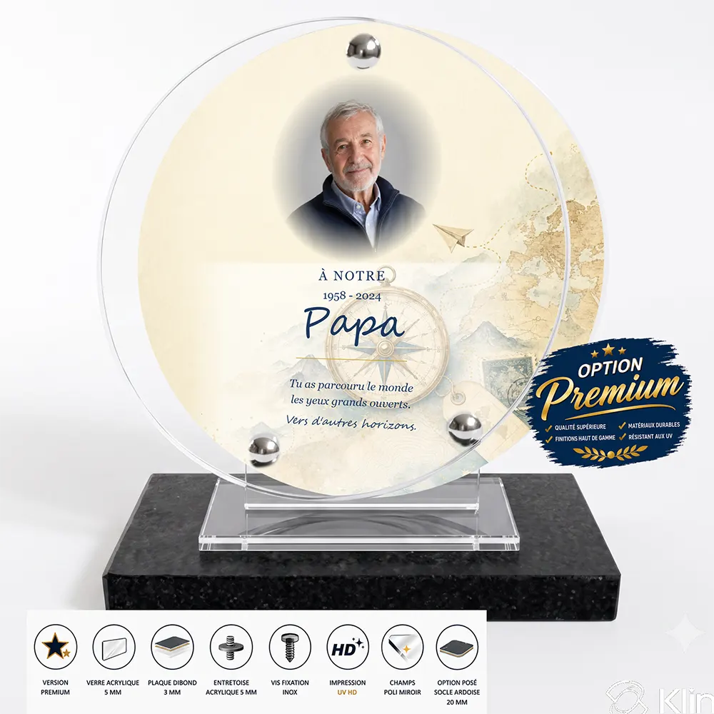 Plaque funéraire circulaire Voyage finition premium présentée sur socle en ardoise