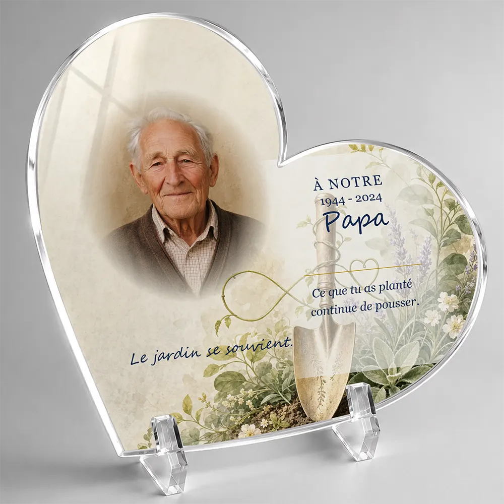 Plaque funéraire cœur Jardinage personnalisée — portrait, texte libre et fond au choix, présentée sur pied plexi