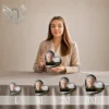 Ensemble de plaques funéraires en forme de cœur avec finition or, photo portrait et décor de fleurs, présentées en quatre tailles progressives, style hommage personnalisé