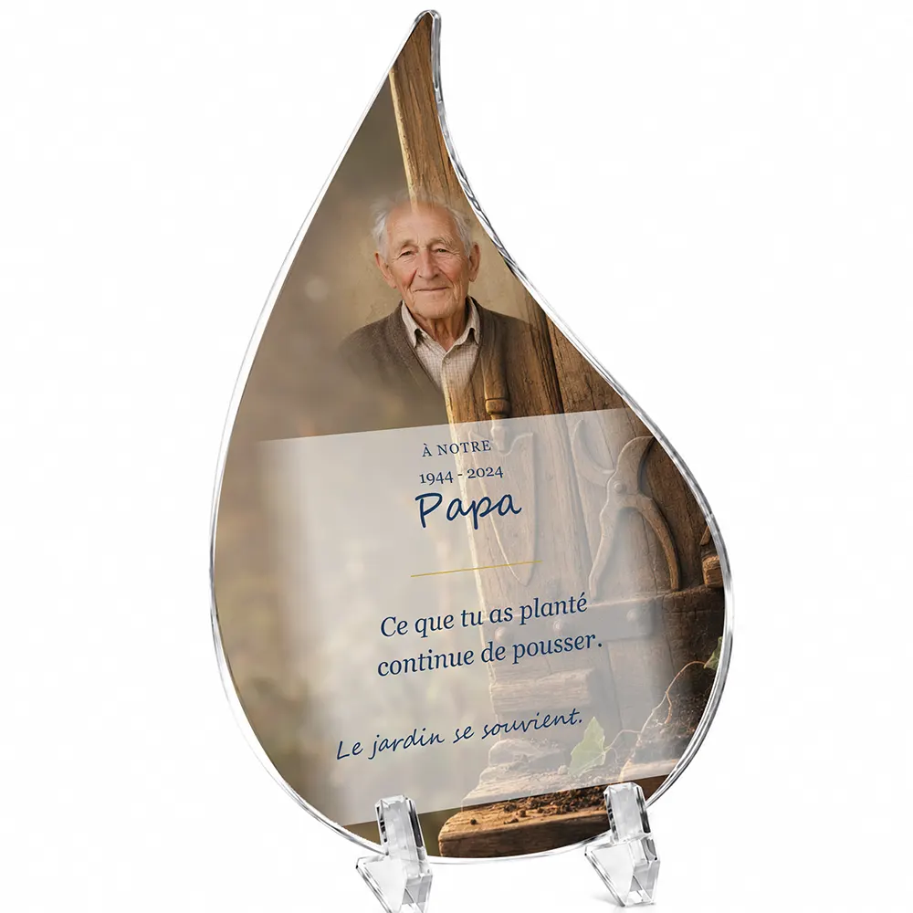 Plaque funéraire flamme Jardinage personnalisée — portrait, texte libre et fond au choix, présentée sur pied plexi