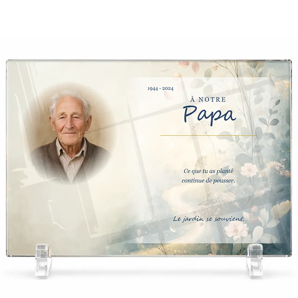 Plaque funéraire panoramique Jardinage personnalisée — portrait, texte libre et fond au choix, présentée sur pied plexi