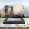 Plaque funéraire panoramique jardinage posée sur socle ardoise du Brésil, fixation inox, 1er sous-décor