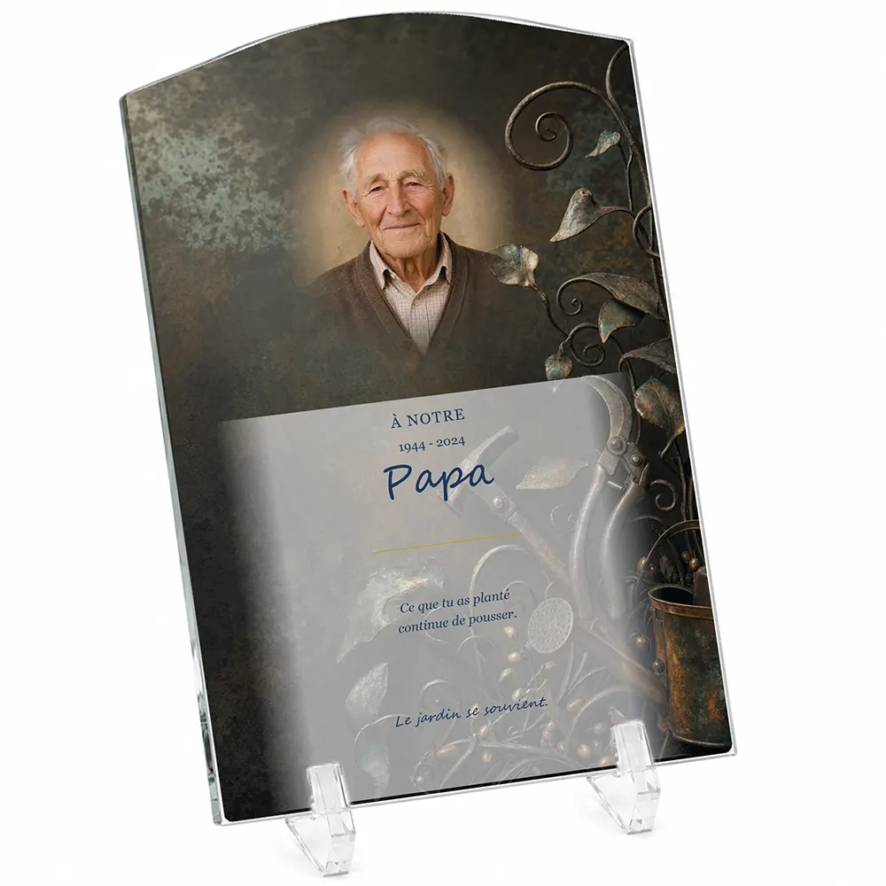 Plaque funéraire stèle Jardinage personnalisée — portrait, texte libre et fond au choix, présentée sur pied plexi