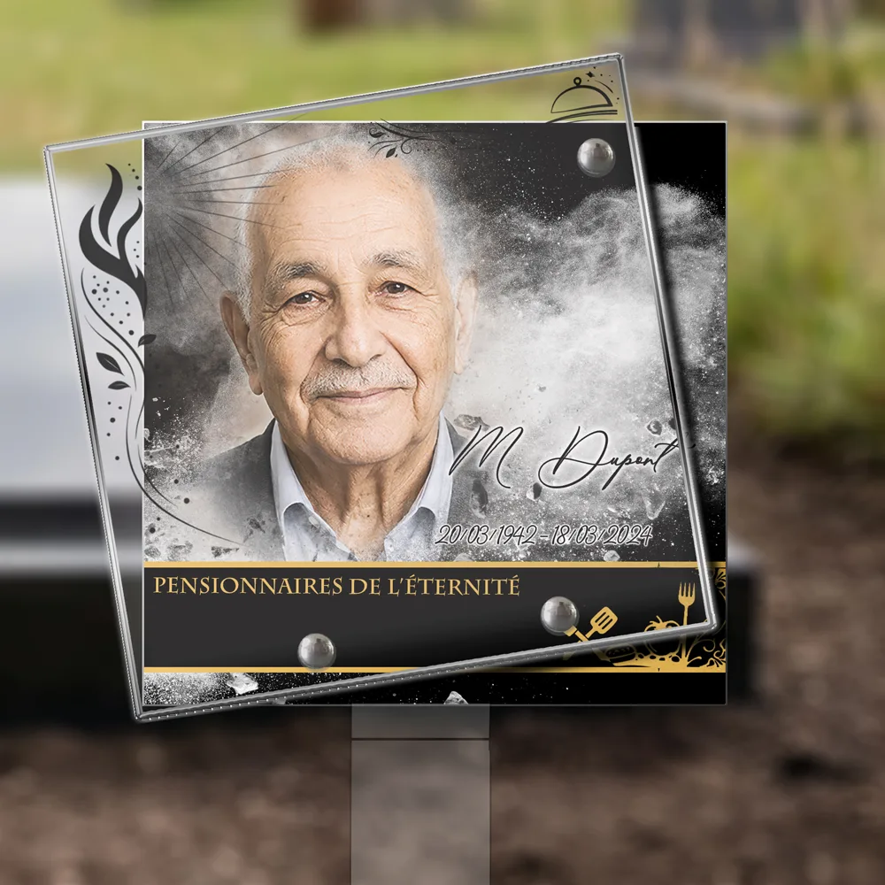 Plaque Carré Cuisine plantée dans la terre