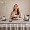 Gamme de plaques funéraires carrées en plexiglas avec finition or, présentées en quatre tailles différentes côte à côte, portrait noir et blanc, thème cuisine