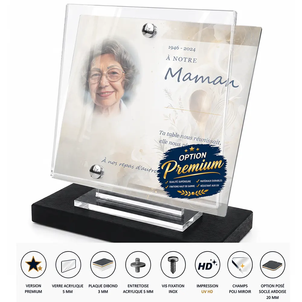 Plaque funéraire carré Cuisine finition premium présentée sur socle en ardoise