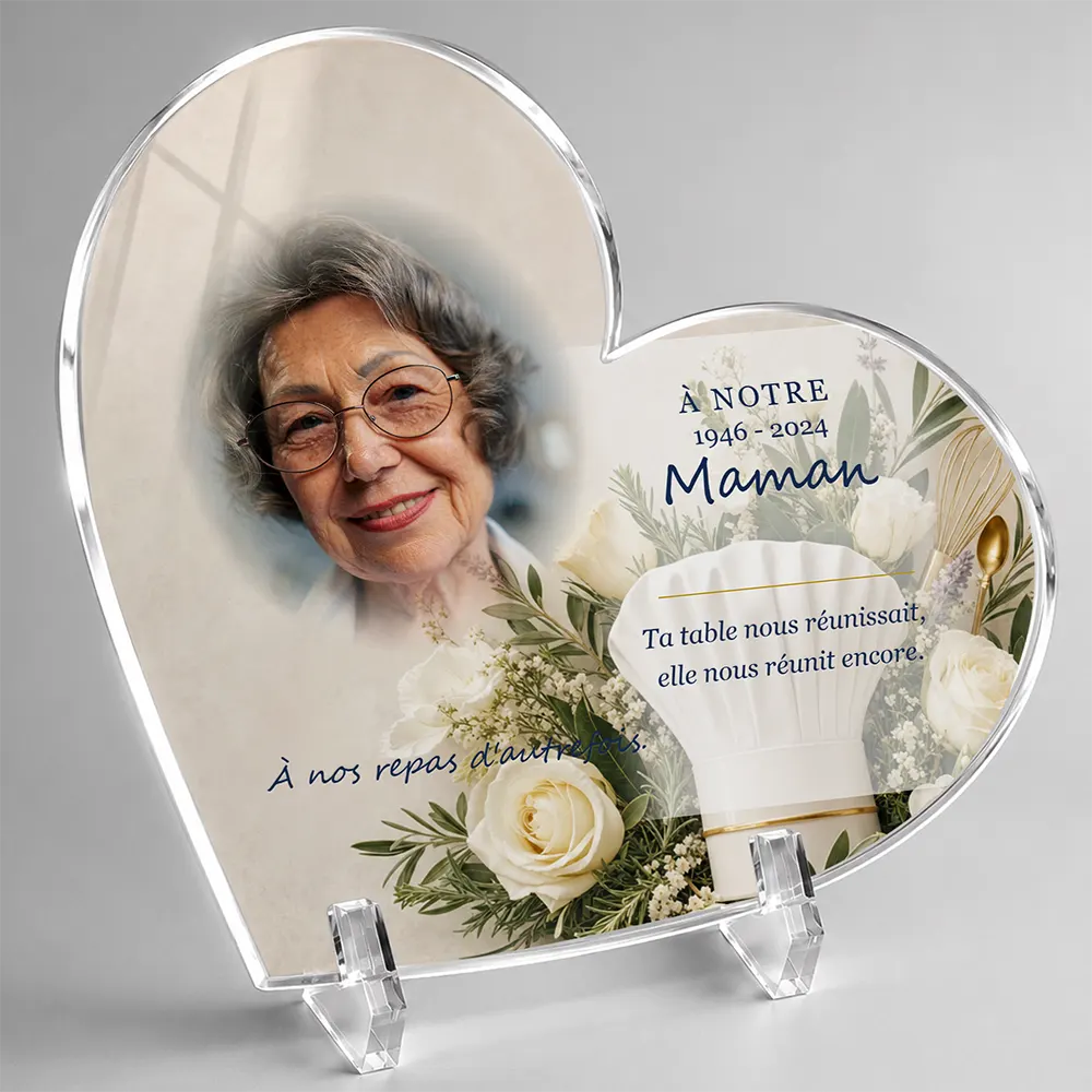 Plaque funéraire cœur Cuisine personnalisée — portrait, texte libre et fond au choix, présentée sur pied plexi