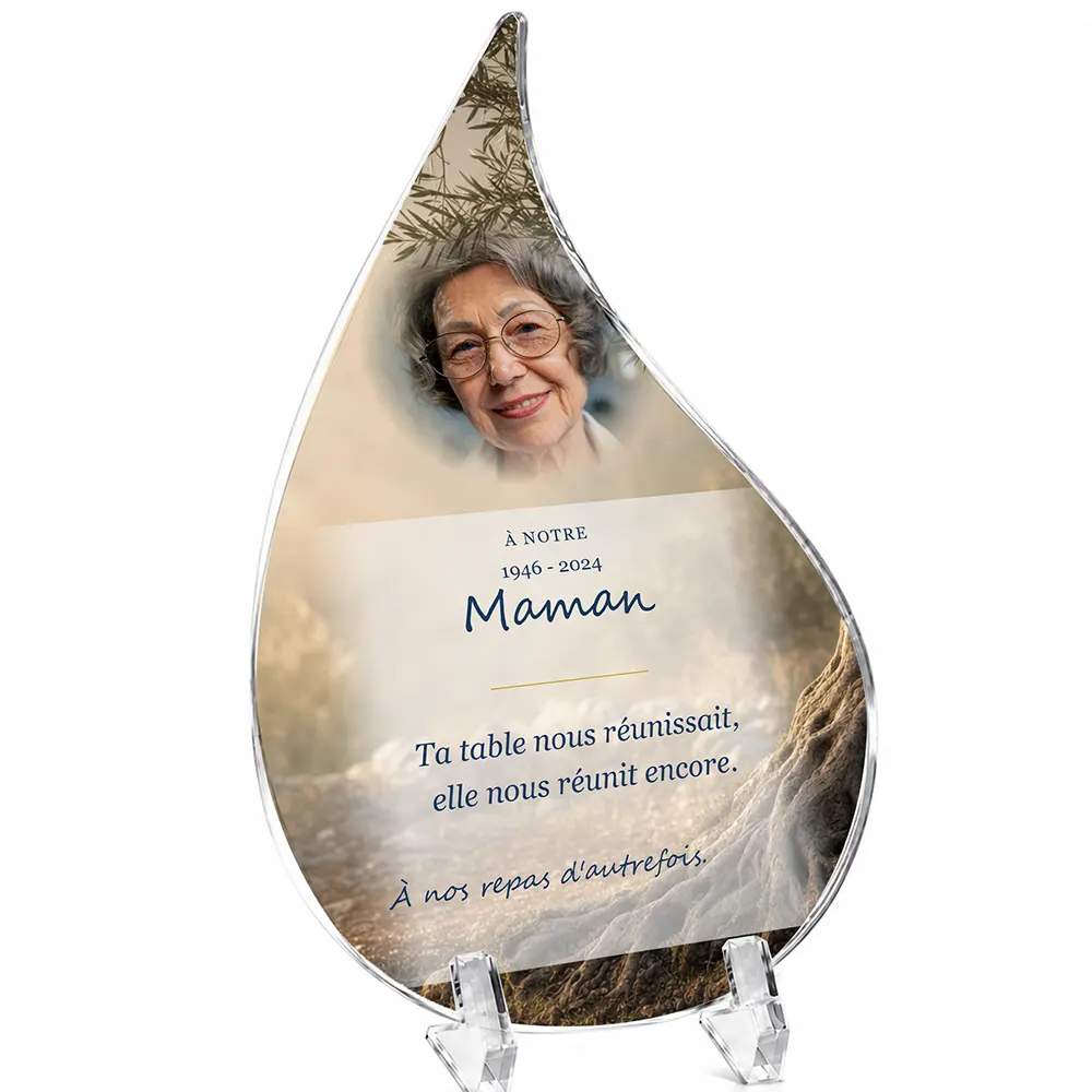 Plaque funéraire flamme Cuisine personnalisée — portrait, texte libre et fond au choix, présentée sur pied plexi