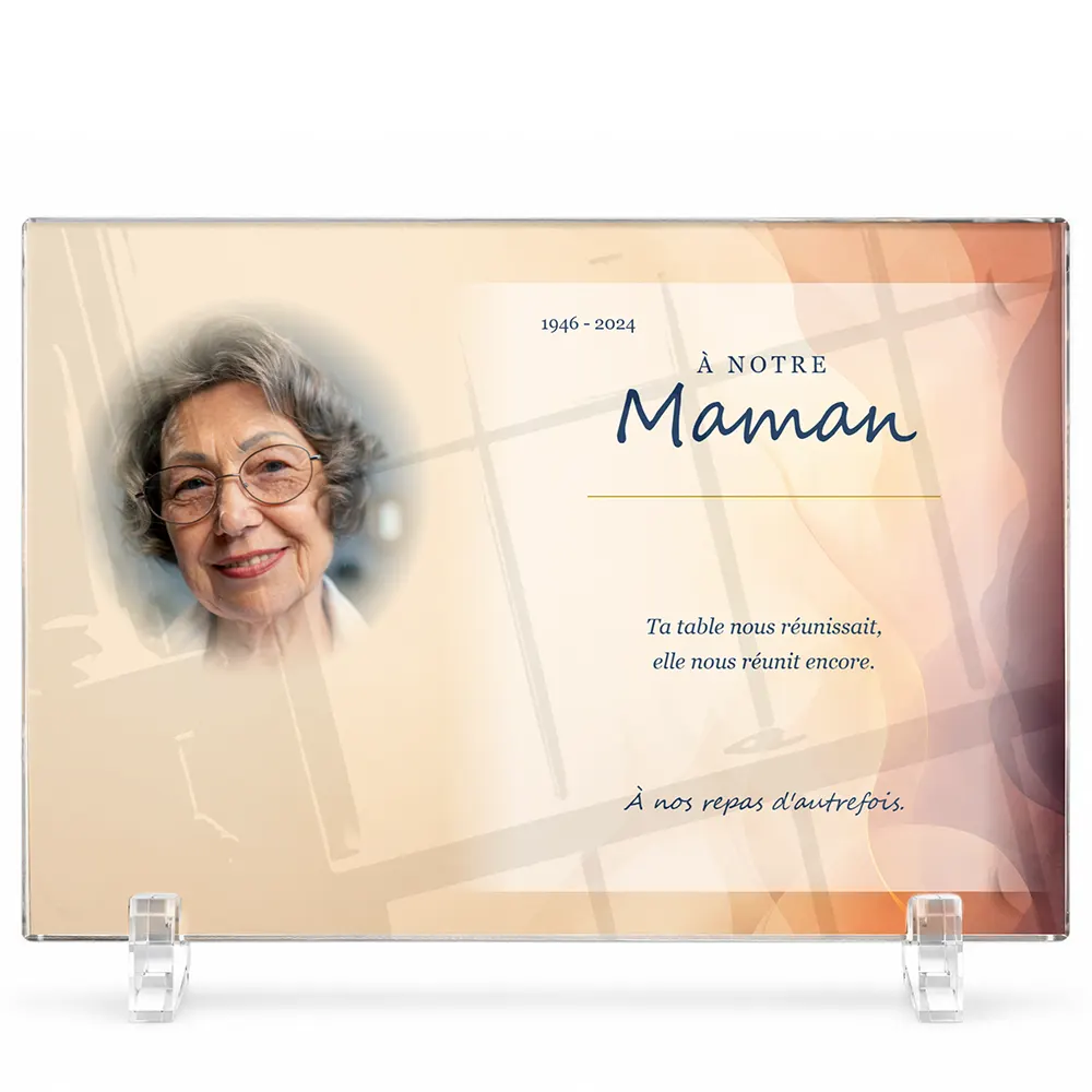 Plaque funéraire panoramique Cuisine personnalisée — portrait, texte libre et fond au choix, présentée sur pied plexi