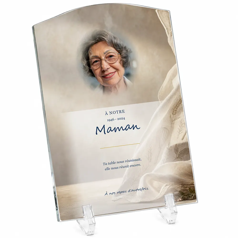 Plaque funéraire stèle Cuisine personnalisée — portrait, texte libre et fond au choix, présentée sur pied plexi