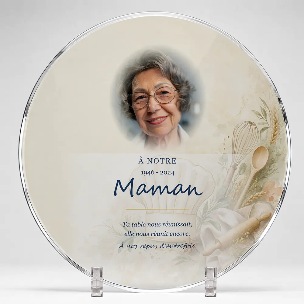 Plaque funéraire circulaire Cuisine personnalisée — portrait, texte libre et fond au choix, présentée sur pied plexi