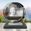 Plaque funéraire médaillon rond cuisine posée sur socle ardoise du Brésil, fixation inox, 1er sous-décor