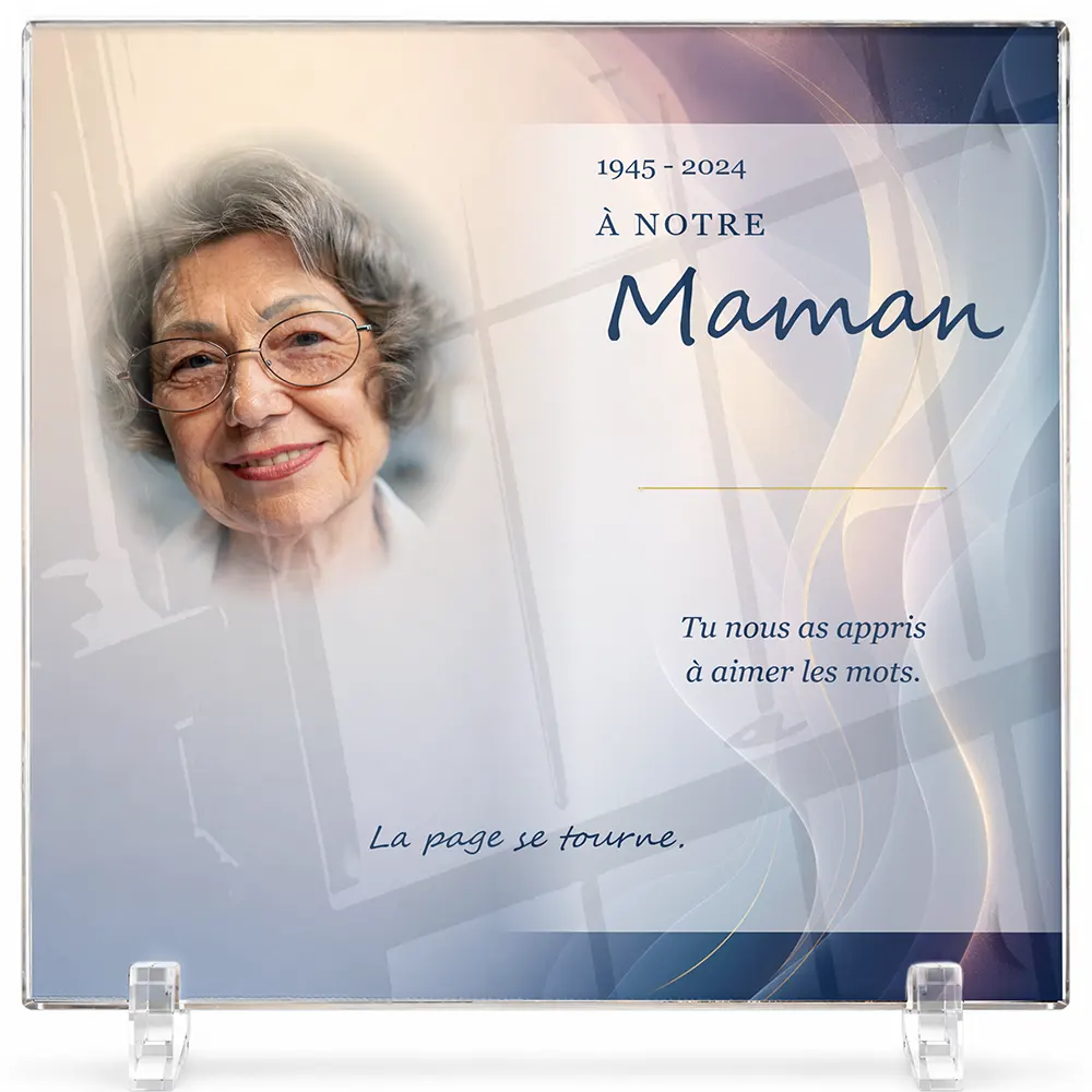 Plaque funéraire carré Lecture personnalisée — portrait, texte libre et fond au choix, présentée sur pied plexi