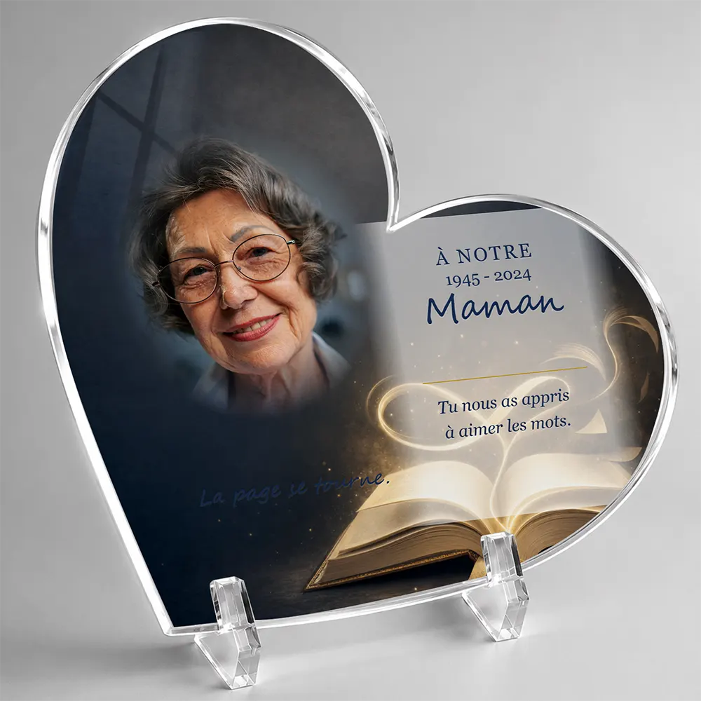 Plaque funéraire cœur Lecture personnalisée — portrait, texte libre et fond au choix, présentée sur pied plexi