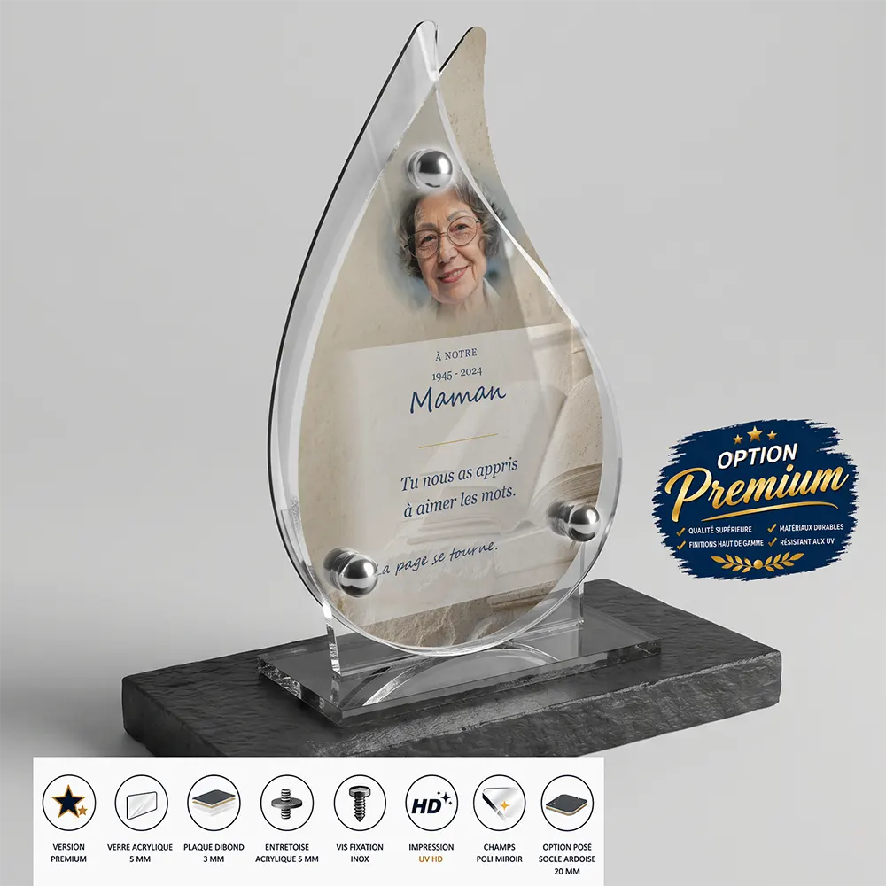 Plaque funéraire flamme Lecture finition premium présentée sur socle en ardoise