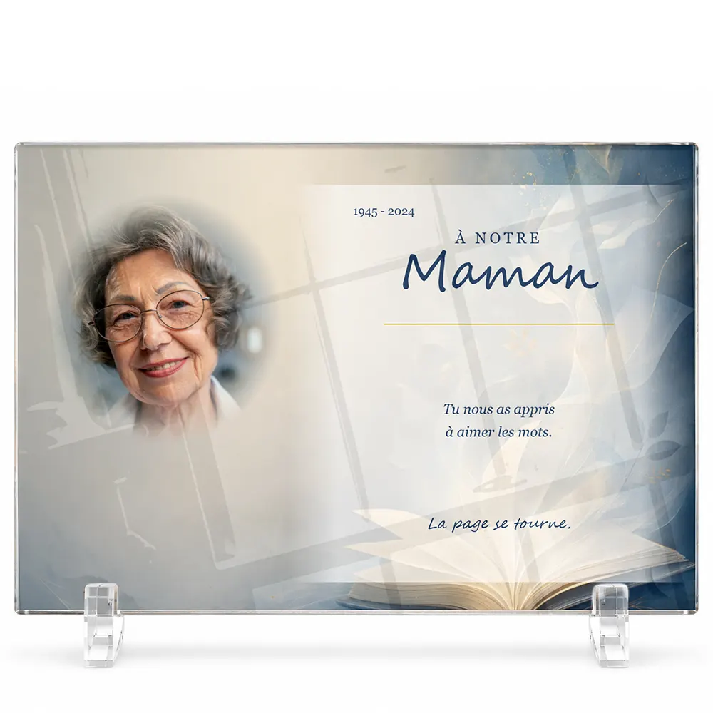 Plaque funéraire panoramique Lecture personnalisée — portrait, texte libre et fond au choix, présentée sur pied plexi