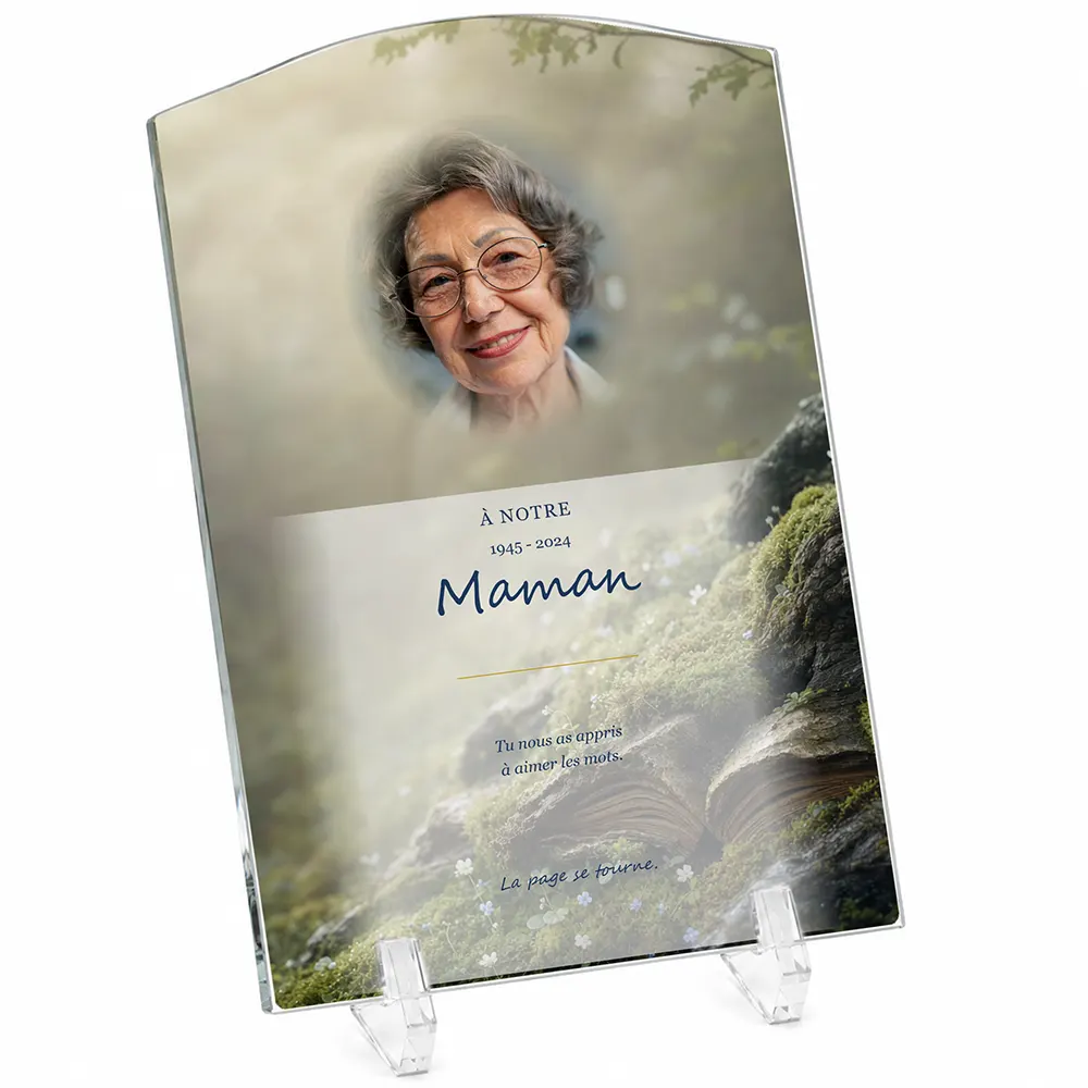 Plaque funéraire stèle Lecture personnalisée — portrait, texte libre et fond au choix, présentée sur pied plexi