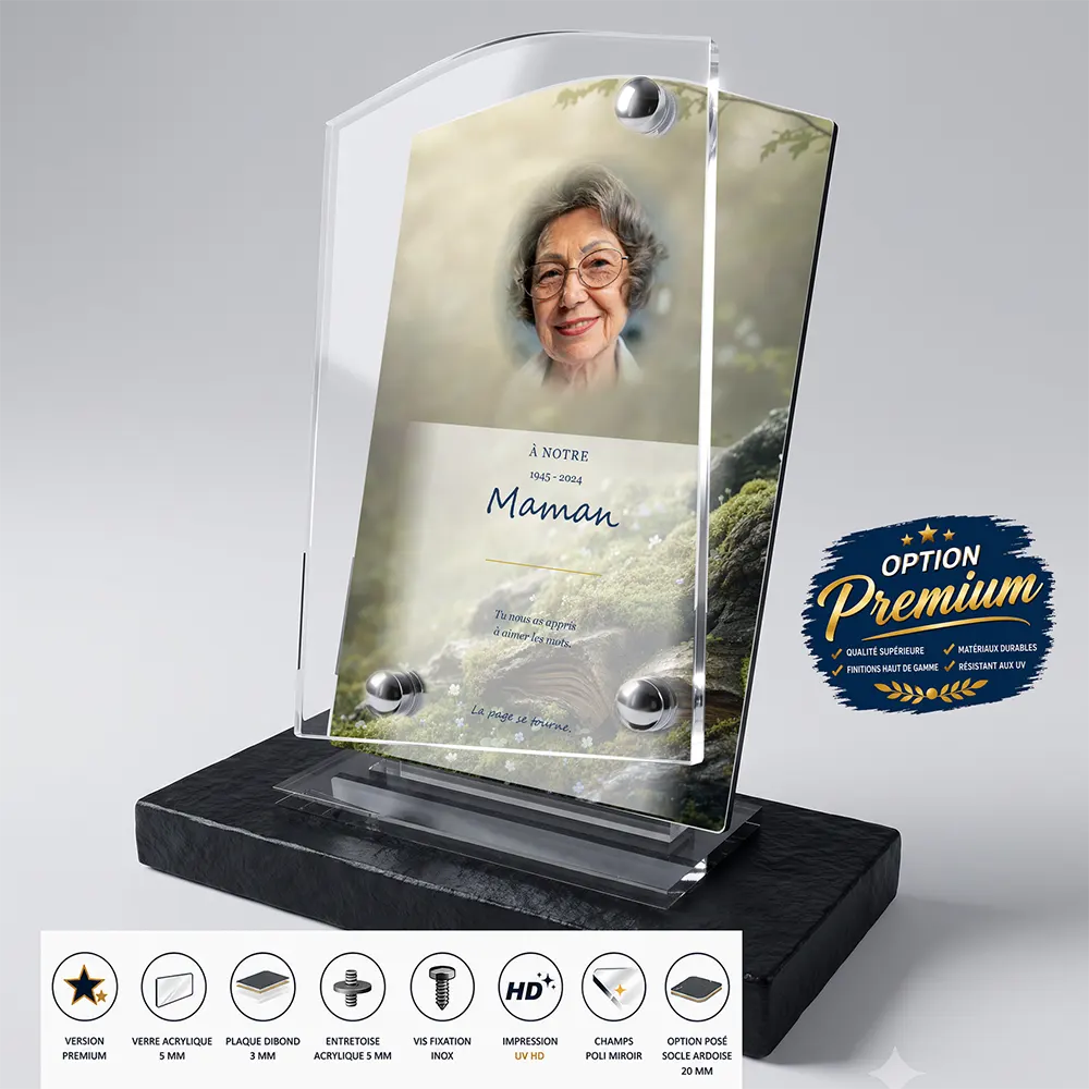 Plaque funéraire stèle Lecture finition premium présentée sur socle en ardoise