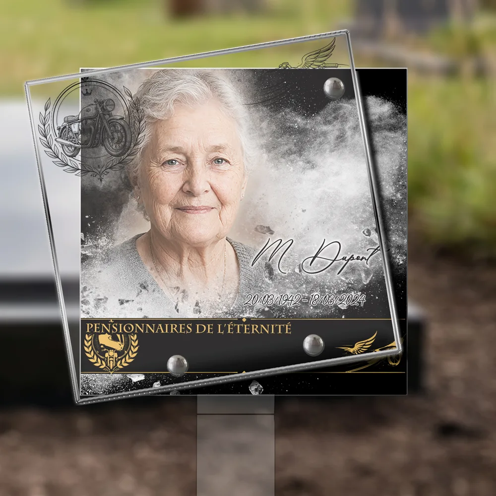 Plaque Carré Moto plantée dans la terre
