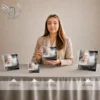 Gamme de plaques funéraires carrées Moto en plexiglas avec finition chrome or, présentées en quatre tailles différentes côte à côte, portrait noir et blanc avec ornements dorés