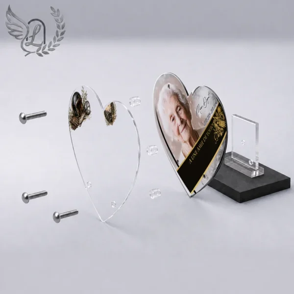 Plaque funéraire cœur moto en vue éclatée : assemblage 5 couches plexiglas, entretoises chromées, dibond aluminium, vis inox 316