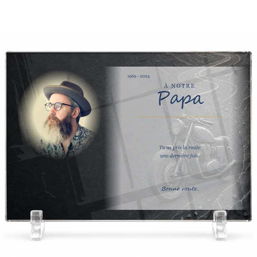 Plaque funéraire panoramique Moto personnalisée — portrait, texte libre et fond au choix, présentée sur pied plexi