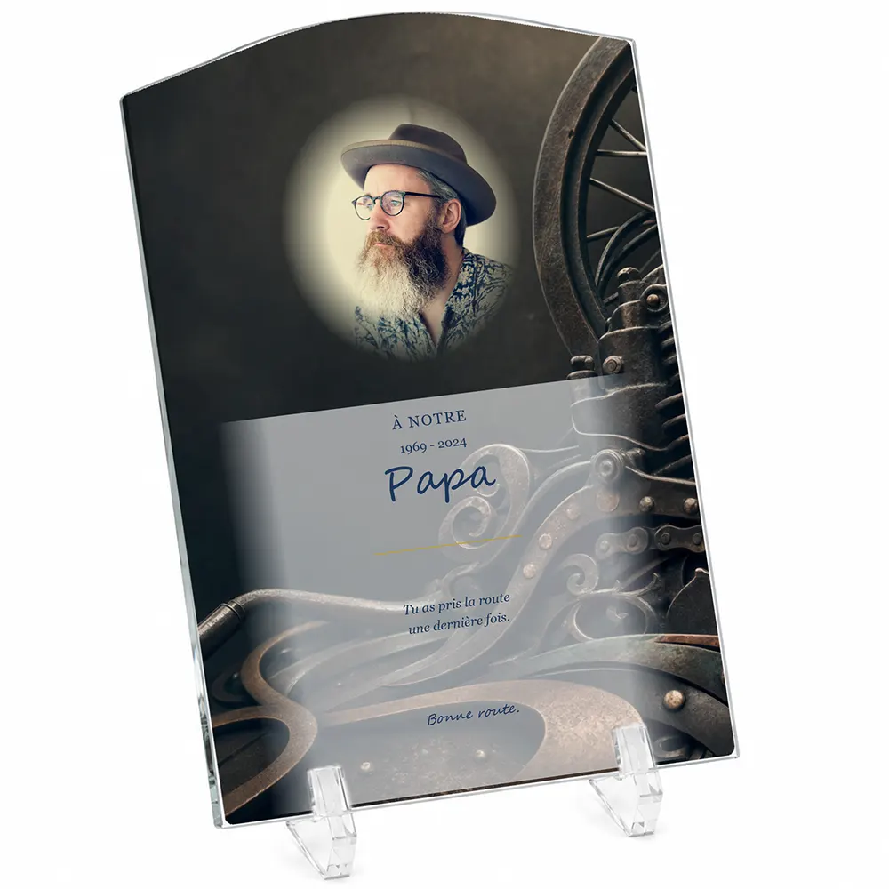 Plaque funéraire stèle Moto personnalisée — portrait, texte libre et fond au choix, présentée sur pied plexi