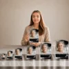 Gamme de plaques funéraires stèle en plexiglas argenté, présentées du format M au 4XL, avec portrait en noir et blanc et finition chrome brillant