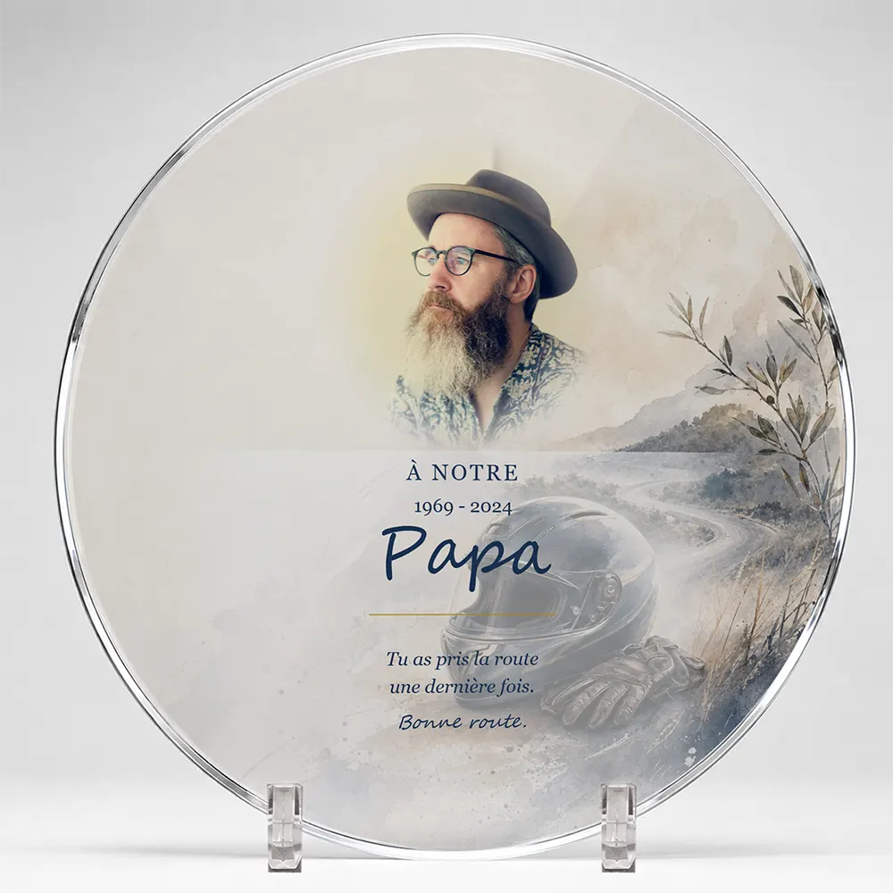 Plaque funéraire circulaire Moto personnalisée — portrait, texte libre et fond au choix, présentée sur pied plexi