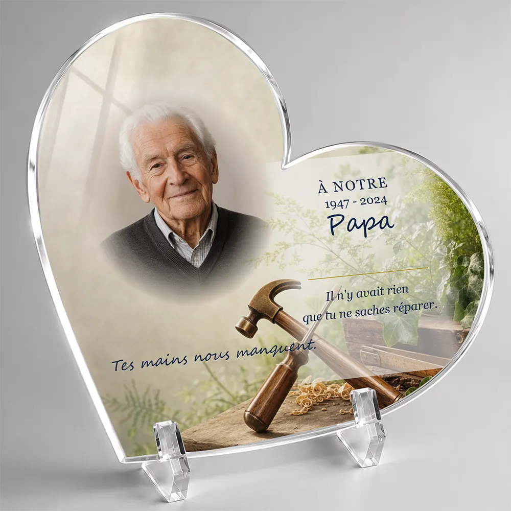 Plaque funéraire cœur Bricolage personnalisée — portrait, texte libre et fond au choix, présentée sur pied plexi