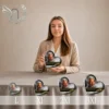 Gamme de plaques funéraires en forme de cœur avec portrait et finition chrome doré, présentée en quatre tailles croissantes côte à côte, thème passions bricolage