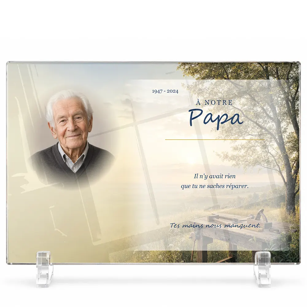 Plaque funéraire panoramique Bricolage personnalisée — portrait, texte libre et fond au choix, présentée sur pied plexi