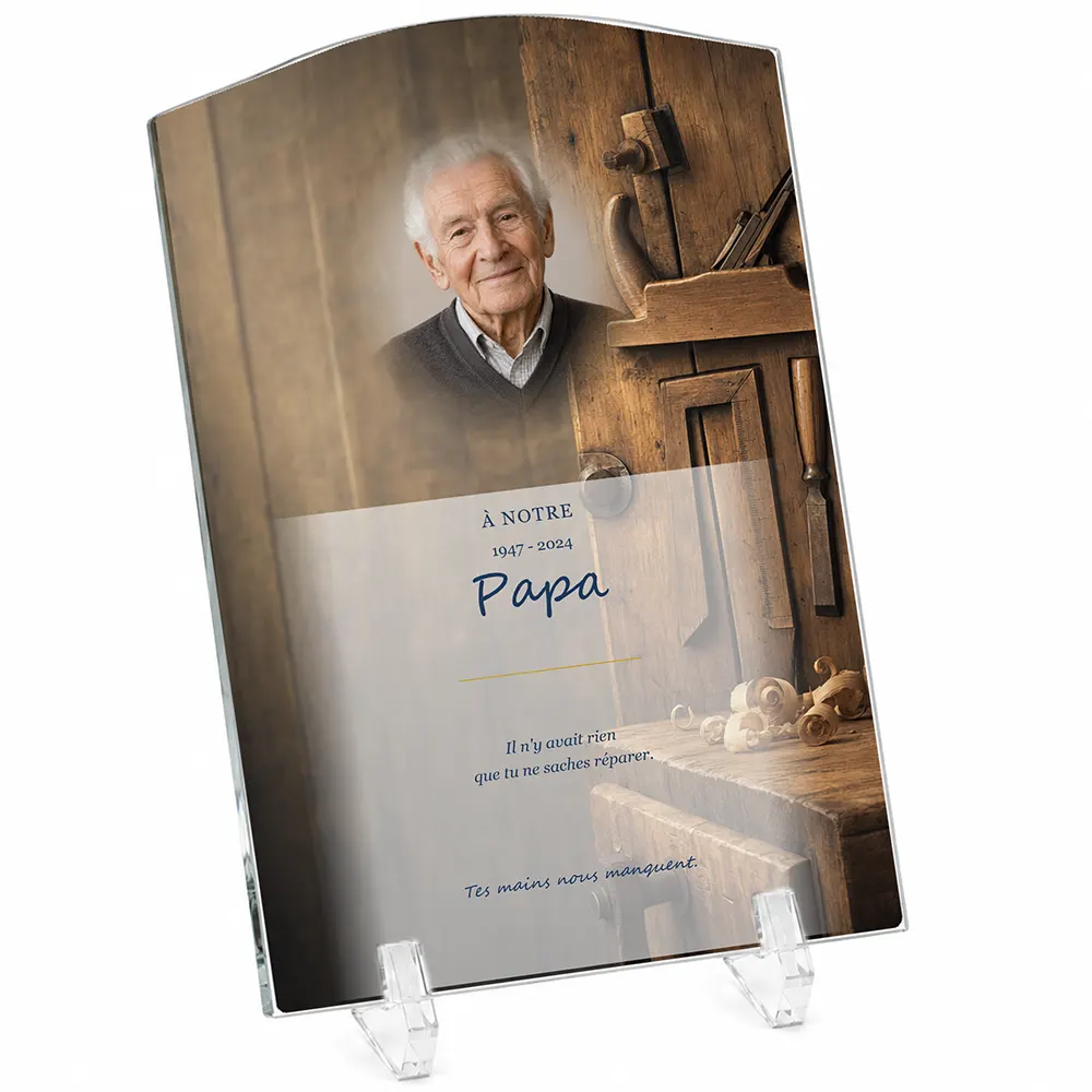 Plaque funéraire stèle Bricolage personnalisée — portrait, texte libre et fond au choix, présentée sur pied plexi