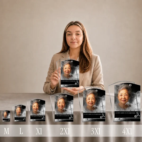 Gamme de plaques funéraires rectangle en plexiglas argent, du format M au 4XL, présentant portrait photographique et finition chrome argentée, disposées côte à côte