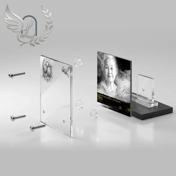 Plaque funéraire carré pétanque en vue éclatée : assemblage 5 couches plexiglas, entretoises chromées, dibond aluminium, vis inox 316