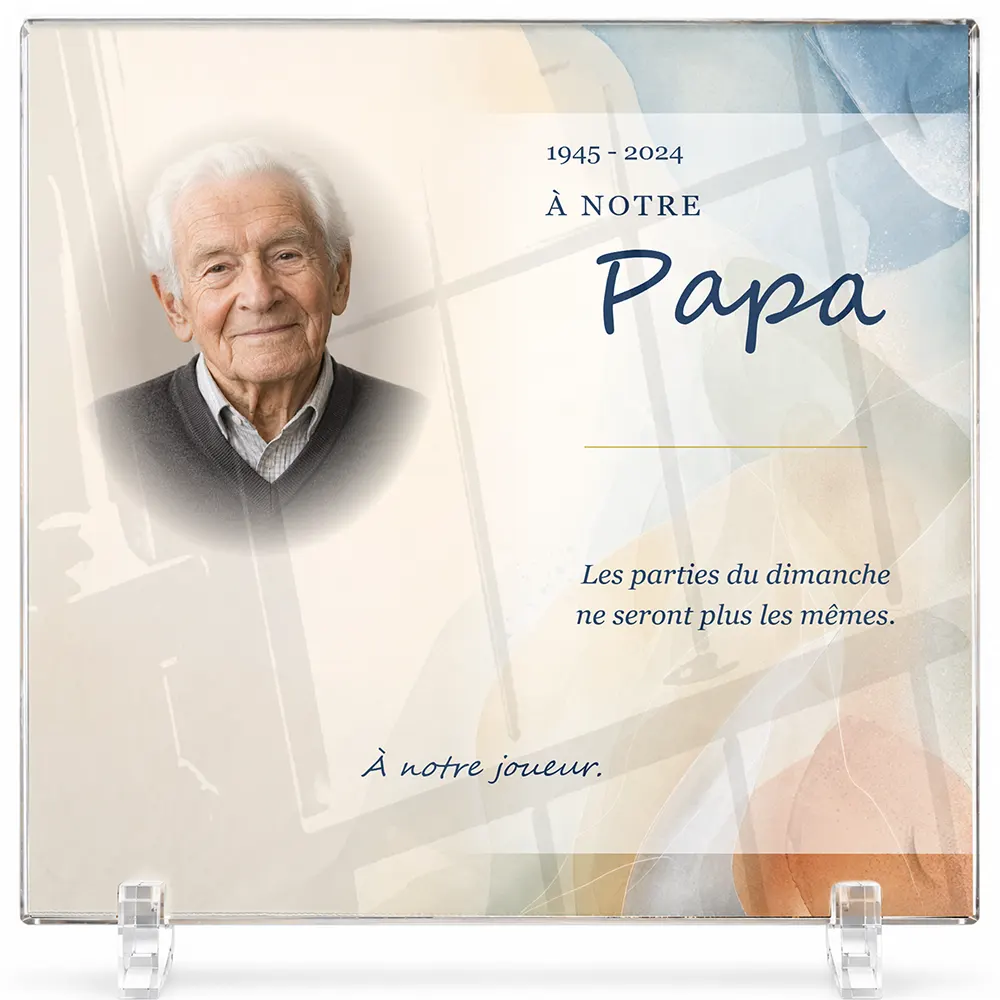Plaque funéraire carré Pétanque personnalisée — portrait, texte libre et fond au choix, présentée sur pied plexi