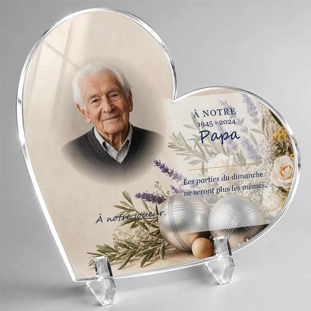 Plaque funéraire cœur Pétanque personnalisée — portrait, texte libre et fond au choix, présentée sur pied plexi