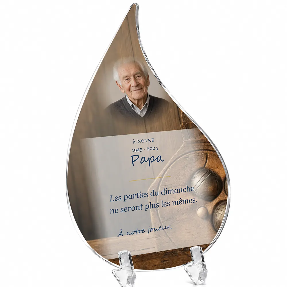 Plaque funéraire flamme Pétanque personnalisée — portrait, texte libre et fond au choix, présentée sur pied plexi