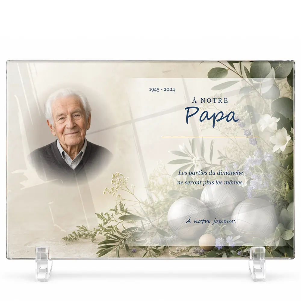 Plaque funéraire panoramique Pétanque personnalisée — portrait, texte libre et fond au choix, présentée sur pied plexi