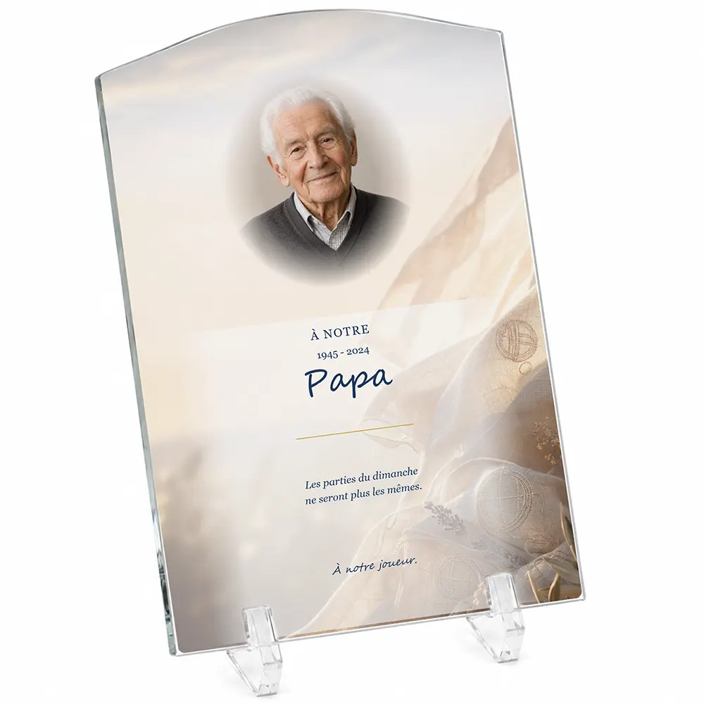 Plaque funéraire stèle Pétanque personnalisée — portrait, texte libre et fond au choix, présentée sur pied plexi