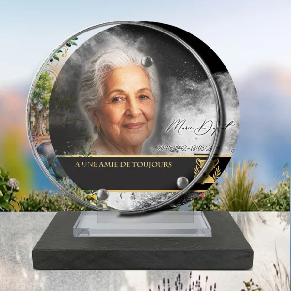 Plaque funéraire médaillon rond pétanque posée sur socle ardoise du Brésil, fixation inox, 1er sous-décor