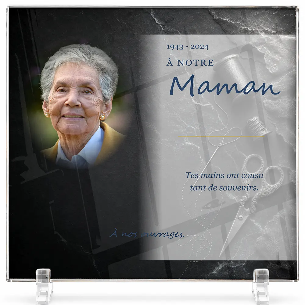 Plaque funéraire carré Couture personnalisée — portrait, texte libre et fond au choix, présentée sur pied plexi